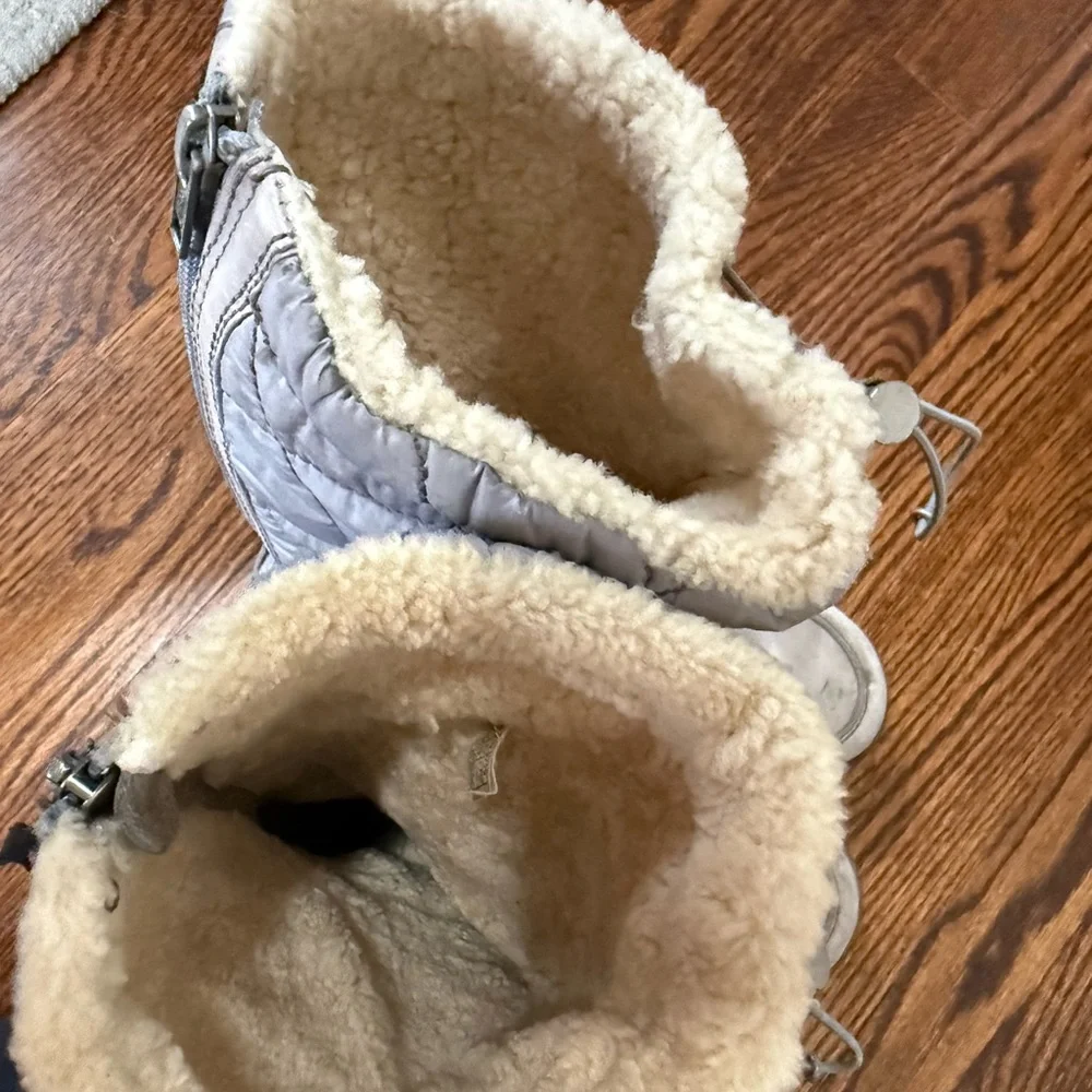 UGG Back Zip Sheepskin Lined Silver Leather Winter Boots‎ Womens Size 8